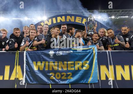 SYDNEY, AUSTRALIEN - 1. OKTOBER: MacArthur FC feiert den Sieg nach dem Australien-Cup-Finale zwischen dem Sydney United 58 FC und dem MacArthur FC am 1. Oktober 2022 im CommBank Stadium in Sydney, Australien Credit: IOIO IMAGES/Alamy Live News Stockfoto