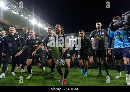 SYDNEY, AUSTRALIEN - 1. OKTOBER: Danny De Silva vom MacArthur FC feiert mit seinen Teamkollegen nach dem Australien-Cup-Finale zwischen dem Sydney United 58 FC und dem MacArthur FC am 1. Oktober 2022 im CommBank Stadium in Sydney, Australien Credit: IOIO IMAGES/Alamy Live News Stockfoto