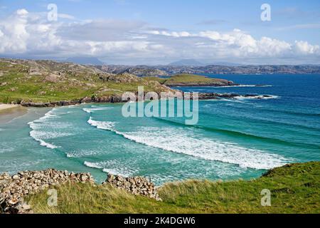 Ankommende Gezeiten und rollende Wellen über dem weißen Sandstrand in Polin Bay, einer wunderschönen abgeschiedenen Gegend im Nordwesten von Sutherland, Schottische Highlands Stockfoto