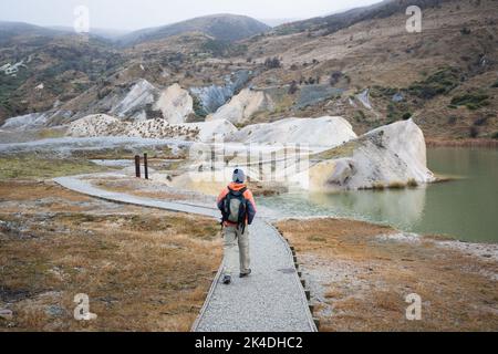 Mann, der auf dem Blue Lake Loop Track in St. Bathans, Central Otago, läuft. Stockfoto