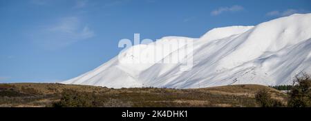 Panoramablick auf die schneebedeckte Ohau-Bergkette vor blauem Himmel. Twizel, Mackenzie District, South Island. Stockfoto