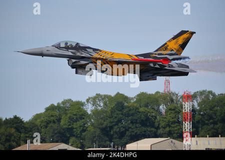 Fairford, Großbritannien, 14.. Juli 2022, Ein belgischer General Dynamics F-16 in X Tiger Lackierung führt seine Routine beim RIAT Royal International Air Tattoo bei RAF Fairford, Großbritannien, durch Stockfoto