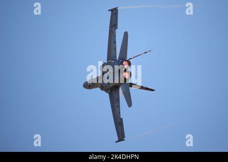 Fairford, Großbritannien. 16.. Juli 2022. Militärflugzeuge aus der ganzen Welt werden für das RIAT Royal International Air Tattoo ausgestellt. Ein McDonnell Douglas EF-18M Hornet der spanischen Luftwaffe. Stockfoto