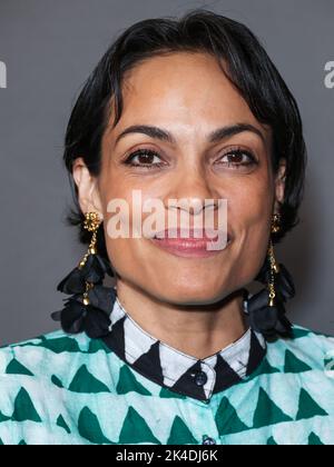 Los Angeles, Usa. 01. Oktober 2022. LOS ANGELES, KALIFORNIEN, USA - 01. OKTOBER: Die amerikanische Schauspielerin Rosario Dawson Wearing Studio 189 kommt bei der Premiere von 'below the Belt' in Los Angeles an, die am 1. Oktober 2022 im Directors Guild of America Theatre Complex in Los Angeles, Kalifornien, USA, stattfand. (Foto von Xavier Collin/Image Press Agency) Quelle: Image Press Agency/Alamy Live News Stockfoto