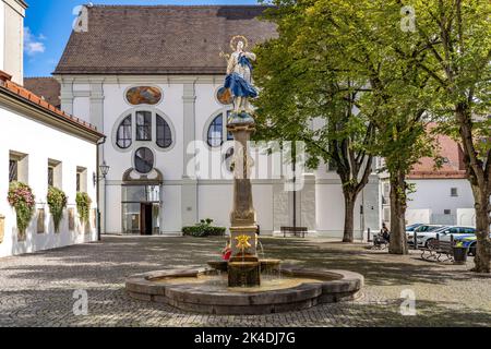 Brunnen auf dem Kirchplatz in Dillingen an der Donau, Bayern, Deutschland | Kirchplatz Kirchplatz Brunnen in Dillingen an der Donau, Bayern, G Stockfoto