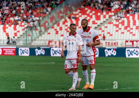 San Nicola Stadium, Bari, Italien, 01. Oktober 2022, Andrea D'Errico (SSC Bari) und Valerio Di Cesare (SSC Bari) während des SSC Bari gegen Brescia Calcio - I Stockfoto