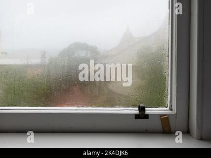 Kondensation auf einem alten Fenster im Winter Stockfoto