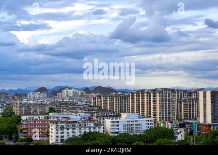 Stadtgebäude und Berglandschaft in Guilin, Guangxi, China Stockfoto
