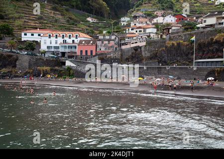 Schwarzer Sandstrand und Badebucht von Seixal, Madeira, Portugal, Europa Stockfoto