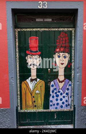 Bunt bemalte Türen in der Altstadt, die Kunst der offenen Türen, in der Straße von Santa Maria, Madeira, Portugal, Europa Stockfoto