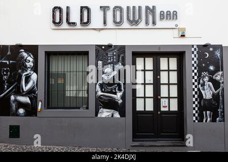 Bunt bemalte Türen in der Altstadt, die Kunst der offenen Türen, in der Straße von Santa Maria, Madeira, Portugal, Europa Stockfoto