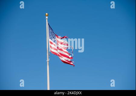 Low-Angle-Ansicht der amerikanischen Flagge auf der Stange Stockfoto