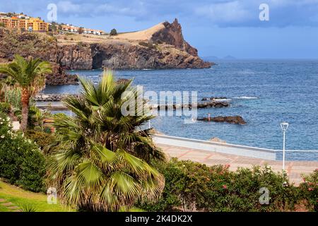 Blick auf die Strandpromenade und die Klippen von Canico, Madeira, Portugal, Europa Stockfoto