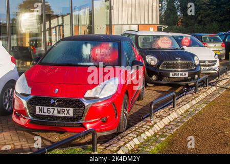 2017 rote CITROEN DS DS3 Connected Chic PureTech 82 zum Verkauf im Caray Supermarket; Schild für Ausstellungsraum und Vorplatz, Second Hand Car Dealer in Preston, Großbritannien Stockfoto