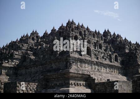 Die großartige Architektur und Kunst im Borobudur-Tempel, Indonesien. Dieser Tempel ist der größte buddhistische Tempel der Welt und wurde von der UNESCO eingeweiht Stockfoto