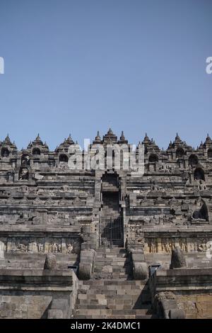 Die großartige Architektur und Kunst im Borobudur-Tempel, Indonesien. Dieser Tempel ist der größte buddhistische Tempel der Welt und wurde von der UNESCO eingeweiht Stockfoto