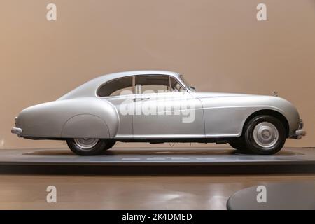 BILBAO, SPANIEN - 10. SEPTEMBER 2022: 1953 Bentley R-Type Continental (Seitenansicht) Stockfoto