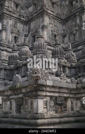 Detailreiche Reliefs und wunderschöne Ornamente am Prambanan Tempel. Dieser Hindu-Tempel ist ein berühmter historischer Tourismus in Indonesien. Stockfoto