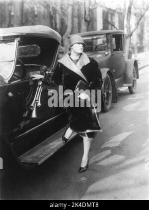 Suzette Dewey, Tochter von Charles Dewey, posierte neben Roadster, 29. Dezember 1926 Stockfoto