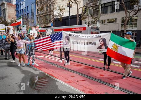 San Francisco, Usa. 01. Oktober 2022. Die Menschen marschieren auf der Straße von San Francisco mit Transparenten und der Flagge des Iran. Nach dem Tod des iranischen Mädchens Mahsa Amini fanden weltweit Proteste und Kundgebungen zur Unterstützung des Irans statt. In San Francisco versammeln sich Tausende von Menschen und marschieren auf der Straße mit Fotos von Mahsa Amini, Spruchbändern, Plakaten und der Flagge des Iran. Menschen, die an der Kundgebung teilnehmen, denken, dass jeder den Iraner unterstützen sollte, und sie rufen während der Kundgebung „Frau, Leben, Freiheit“. Kredit: SOPA Images Limited/Alamy Live Nachrichten Stockfoto