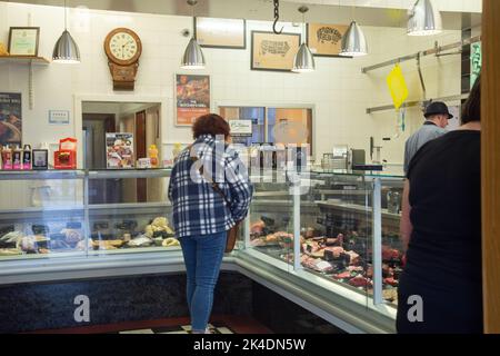 Castle Douglas, Dumfries & Galloway, Schottland, September 24. 2022, Kunden stöbern in einem Metzgerladen in der Stadt Stockfoto