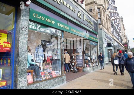 Edinburgh, Schottland, 26.. September 2022, Menschen auf der berühmten Princess Street. Stockfoto