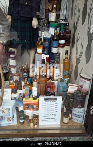 Edinburgh, Schottland, 26.. September 2022, Touristen könnten von einer Präsentation verschiedener Whiskys in einem Schaufenster in der Princess Street verlockt werden. Stockfoto