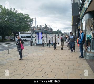 Edinburgh, Schottland, 26.. September 2022, Menschen auf der berühmten Princess Street. Stockfoto