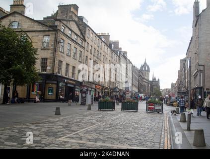 Edinburgh, Schottland, September 26. 2022, Menschen, die durch die Straßen der Stadt gehen. Stockfoto