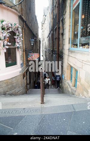 Edinburgh, Schottland, September 26. 2022, Menschen, die durch die Straßen der Stadt gehen. Stockfoto