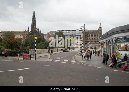 Edinburgh, Schottland, September 26. 2022, Menschen, die die Waverley Bridge überqueren. Stockfoto