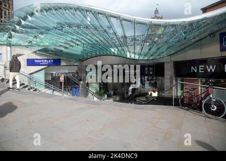 Edinburgh, Schottland, September 26. 2022, Menschen am Eingang zum Waverley Market Stockfoto