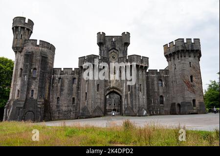 Penrhyn, Großbritannien, 12. Juli 2022: Der Eingang zum Penrhyn Castle in Nordwales Stockfoto