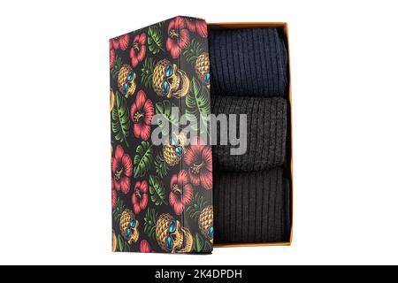 Socken in Box. Set von lässigen Wintersocken in verschiedenen Farben Geschenkbox auf weißem Hintergrund isoliert. Stockfoto
