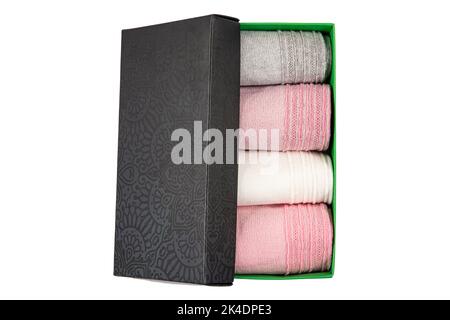 Socken in Box. Set von lässigen Wintersocken in verschiedenen Farben Geschenkbox auf weißem Hintergrund isoliert. Stockfoto