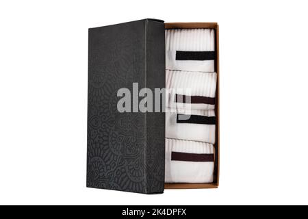 Socken in Box. Set von lässigen Wintersocken in verschiedenen Farben Geschenkbox auf weißem Hintergrund isoliert. Stockfoto