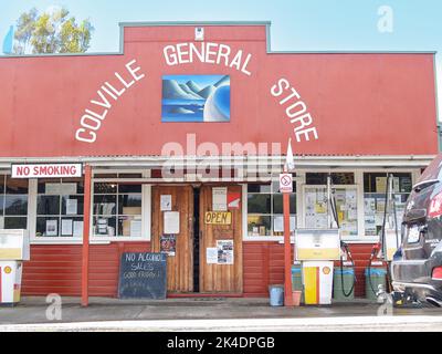 Colville New Zealand - April 9 2009; Colville General Store mit Schildern und Hinweisen. Stockfoto