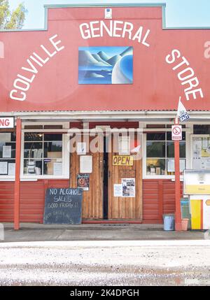 Colville New Zealand - April 9 2009; Colville General Store mit Schildern und Hinweisen. Stockfoto