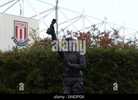 Stoke, Großbritannien. 2. Oktober 2022. Eine Statue des ehemaligen Stoke City und Englands Torhüters Gordon Banks vor dem Sky Bet Championship-Spiel im bet365 Stadium, Stoke. Bildnachweis sollte lauten: Darren Staples/Sportimage Credit: Sportimage/Alamy Live News Stockfoto