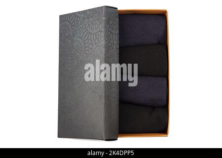 Socken in Box. Set von lässigen Wintersocken in verschiedenen Farben Geschenkbox auf weißem Hintergrund isoliert. Stockfoto