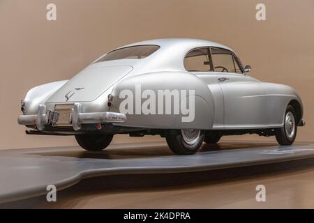 BILBAO, SPANIEN - 10. SEPTEMBER 2022: 1953 Bentley R-Type Continental (Rückansicht) Stockfoto