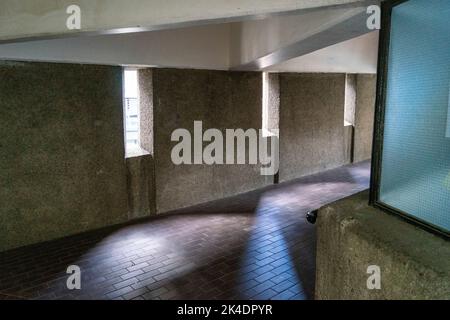 Beton, festungsähnlicher Korridor innerhalb des Barbican Housing Estate in der City of London, England, Großbritannien. Stockfoto