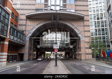 Straße unter der 125 London Wall, auch bekannt als Alban Gate, ein postmodernistisches Gebäude an der London Wall in der City of London. Architekt: Sir Terry Farrell. Stockfoto