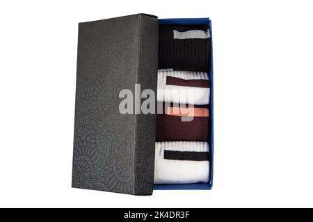 Socken in Box. Set von lässigen Wintersocken in verschiedenen Farben Geschenkbox auf weißem Hintergrund isoliert. Stockfoto