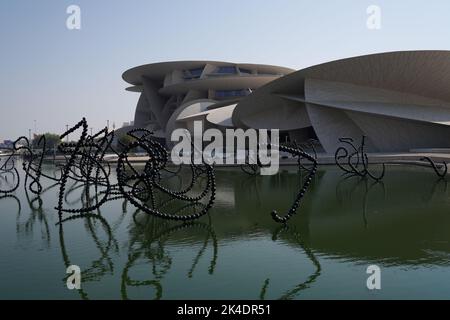 Doha, Katar, 1. Oktober 2022. Das Nationalmuseum von Katar wurde am 28. März 2019 der Öffentlichkeit zugänglich gemacht. Das Gebäude wurde von dem Architekten Jean Nouvel entworfen, der sich von dem Wüstenrosenkristall inspirieren ließ, der in Katar zu finden ist. Stockfoto