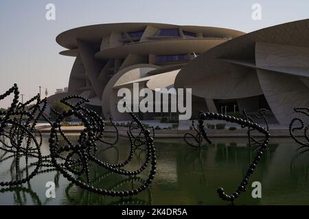 Doha, Katar, 1. Oktober 2022. Das Nationalmuseum von Katar wurde am 28. März 2019 der Öffentlichkeit zugänglich gemacht. Das Gebäude wurde von dem Architekten Jean Nouvel entworfen, der sich von dem Wüstenrosenkristall inspirieren ließ, der in Katar zu finden ist. Stockfoto