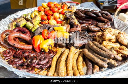 Appetitlich gebackenes Fleisch, Grillwurst und Gemüse in einer Pfanne Stockfoto
