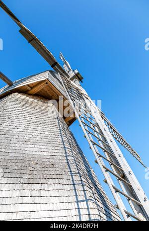 Alte hölzerne Windmühle gegen den blauen Himmel Stockfoto