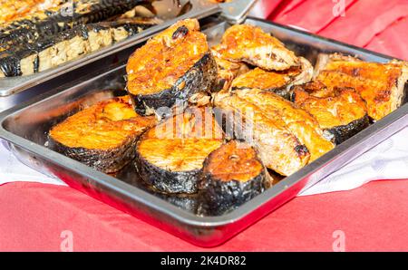 Appetitlich gegrillter Fisch auf einem Metalltablett aus nächster Nähe Stockfoto