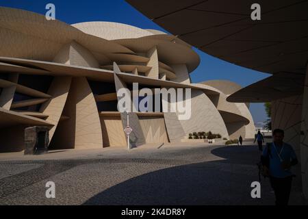 Doha, Katar, 1. Oktober 2022. Das Nationalmuseum von Katar wurde am 28. März 2019 der Öffentlichkeit zugänglich gemacht. Das Gebäude wurde von dem Architekten Jean Nouvel entworfen, der sich von dem Wüstenrosenkristall inspirieren ließ, der in Katar zu finden ist. Stockfoto